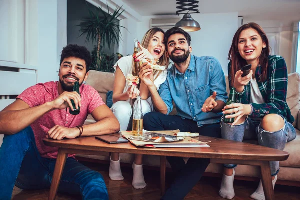 Mladí Přátelé Jíst Pizzu Sledování Televize Vás Doma — Stock fotografie