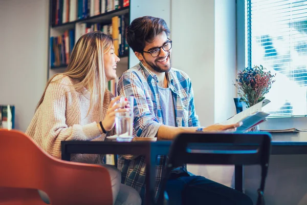 Jong Koppel Genieten Van Samen Lezen Boeken Café — Stockfoto