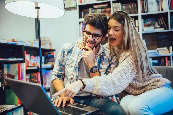 Young Couple Working Cafe Laptop Smiling — Stock Photo, Image