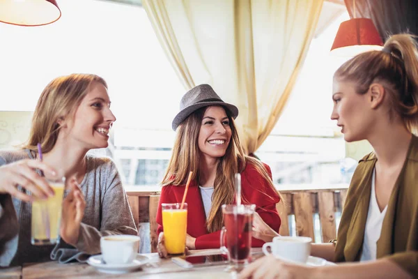 Vriendinnen Genieten Van Tijd Samen Glimlachend Koffie Drinken Café — Stockfoto