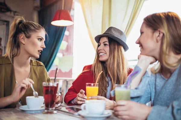 Női Meg Élvezi Beszélgetést Ivott Kávé Juice Kávézó — Stock Fotó