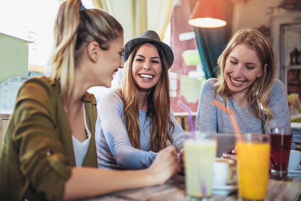 Друзья Женщины Наслаждаются Беседой Пьют Кофе Сок Кафе — стоковое фото