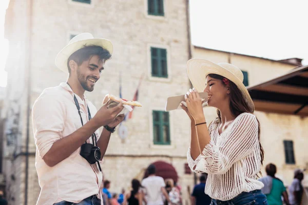 Turista Feliz Comer Pizza Rua Juntos — Fotografia de Stock