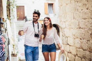 Romantik turistler eski şehirde kahve içme