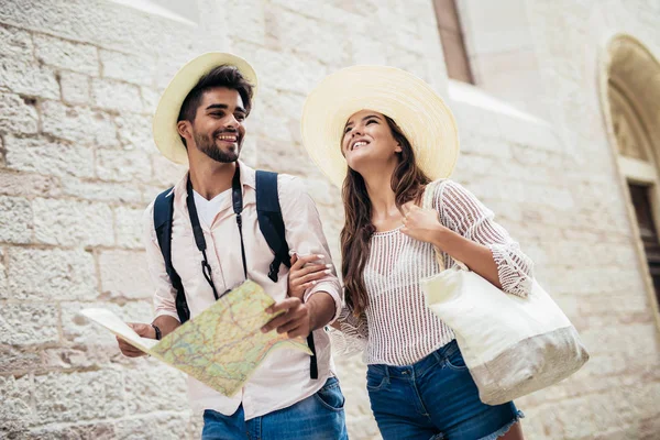 Pareja Sonriente Turistas Gafas Sol Sombreros Con Mapa Ciudad — Foto de Stock