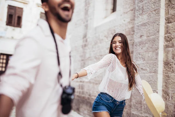 Viajando Pareja Turistas Felices Caminando Por Casco Antiguo — Foto de Stock