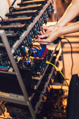 Başarılı bitcoin incelemesi için donanım yapılandırma programcı görünümünü kırpılmış