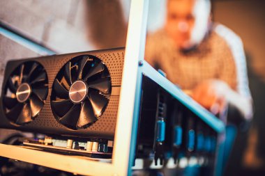 Cryptocurrency madencilik ve programcı silüeti için grafik kartları ile bilgisayar closeup