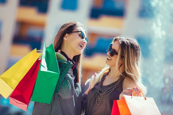 Unga Kvinnliga Vänner Njuter Shopping City Håller Kassar Och Påsar — Stockfoto