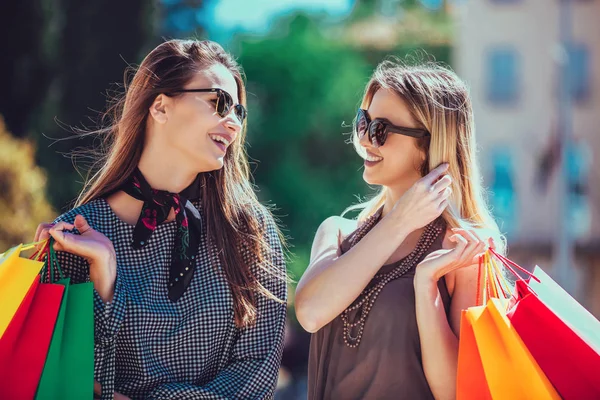 Młodzi Przyjaciele Kobiece Korzystających Zakupy Mieście Trzymając Torby Zakupy — Zdjęcie stockowe