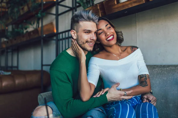 Felice Coppia Razza Mista Divertirsi Caffè — Foto Stock