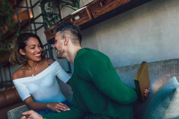 Šťastný Pár Interracial Posezení Kavárně Člověk Dává Dárek Pro Přítelkyni — Stock fotografie