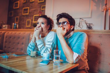 İki futbol izlerken caf içinde