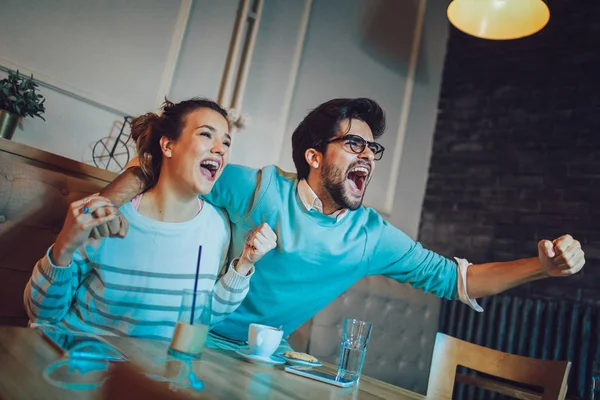 Modernes Paar Café Sieht Aufgeregt Und Glücklich Aus Nachdem Ihre — Stockfoto