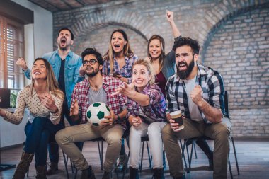 Mutlu arkadaş ya da futbol tv ve zaferini kutluyor izlerken futbol taraftarları. Dostluk, spor ve eğlence kavramı.