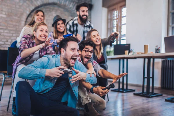 Compañeros Trabajo Jugando Videojuegos Oficina — Foto de Stock