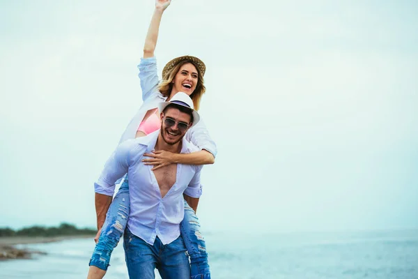 Pareja Feliz Enamorada Vacaciones Verano Playa Alegre Chica Piggybacking Joven — Foto de Stock