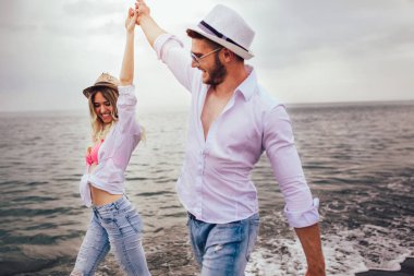 Aşık çift eğleniyor aşık kumsalda dating.