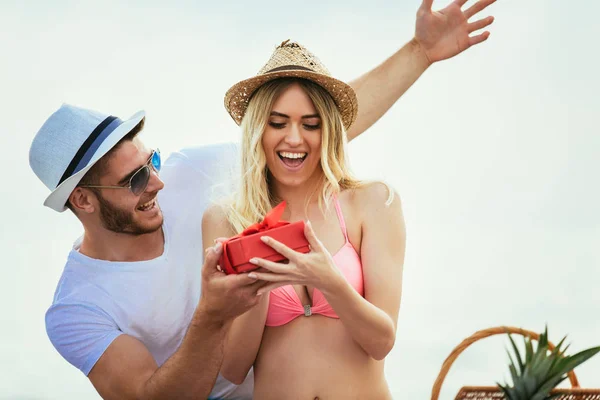 Joven Sorprendiendo Novia Con Regalo Playa — Foto de Stock