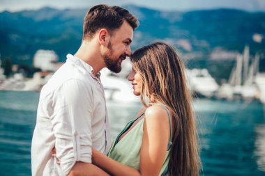 Aşk yaz vaktinizi deniz, Çift.