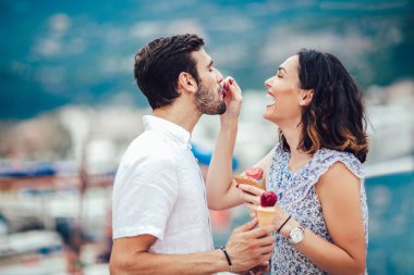 Mutlu çift tatilde buluşuyor ve dondurma yiyor..