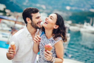 Mutlu çift tatilde buluşuyor ve dondurma yiyor..