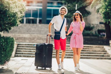 İki genç turistler şehre yürüme gülümseyen portresi