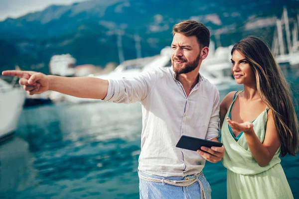 Casal Jovem Usando Tablet Digital Livre Contra Barcos Marítimos Desfrutando — Fotografia de Stock