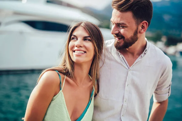 Paar Liefde Genieten Van Zomertijd Aan Zee — Stockfoto