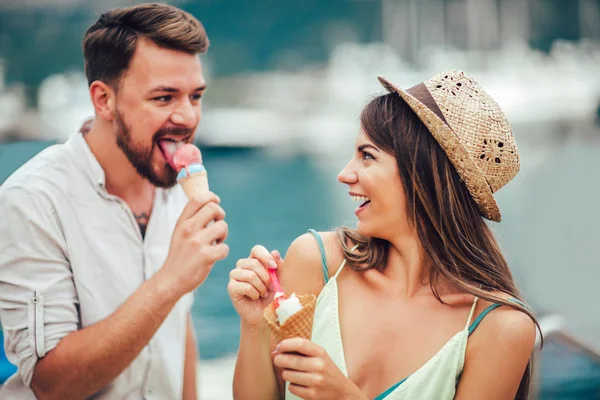 Пара Встречающаяся Поедающая Мороженое Отпуске Море — стоковое фото