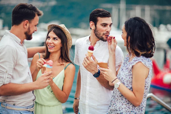 Groep Lachende Vrienden Eten Van Ijs — Stockfoto