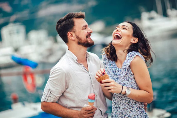Boldog Pár Dátum Élvezi Időt Együtt Nyaralni Jégkrém Evés — Stock Fotó