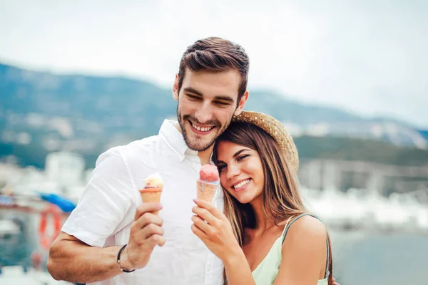 Счастливая Милая Пара Имеющая Свидание Едущая Мороженое Отпуске — стоковое фото