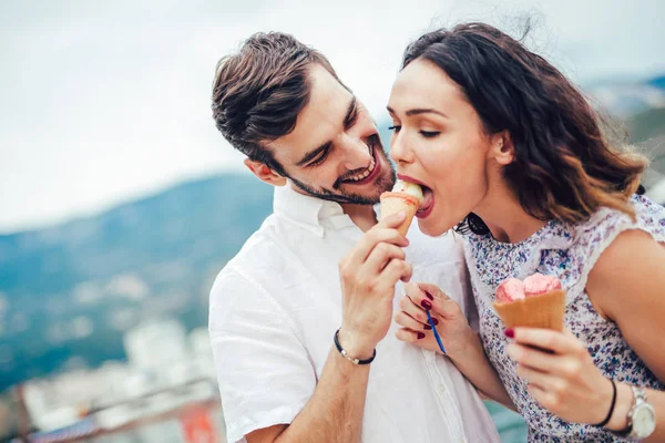 Щаслива Пара Зустрічається Їсть Морозиво Відпустці — стокове фото