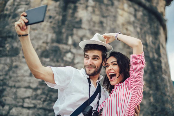 Coppia Turistica Godendo Visite Turistiche Esplorare Città Fare Foto Con — Foto Stock