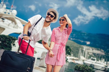 Birkaç turist seyahat hedef bağlantı noktası ile gezi 