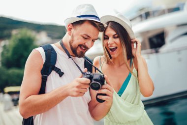 Turistler alarak birkaç şehirde eğleniyor ve kamera ile fotoğraf yapma sokak yürüyüş.