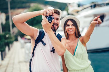 Turistler alarak birkaç şehirde eğleniyor ve kamera ile fotoğraf yapma sokak yürüyüş.