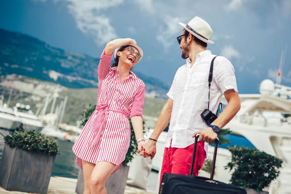 Birkaç turist seyahat hedef bağlantı noktası ile gezi 