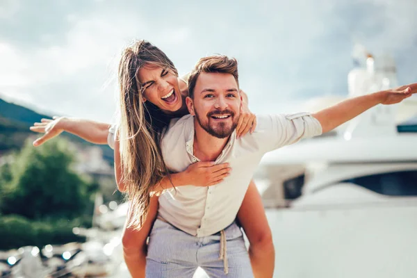 Yaz tatil, sahil, neşeli kadın genç erkek piggybacking keyfini turist çift