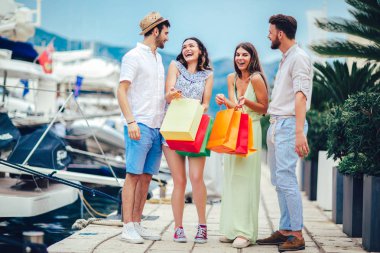 Alışveriş torbaları Harbor turistik deniz tatil tekne ile arka plan üzerinde yürüme ile arkadaş grubu