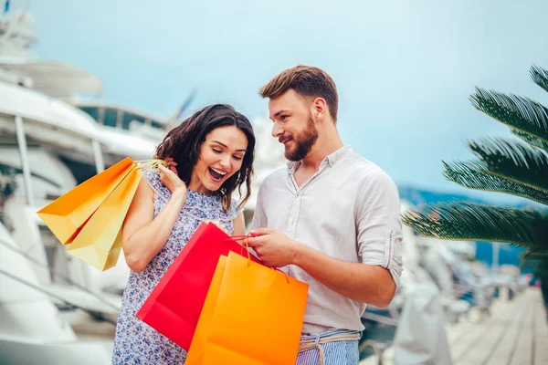 Glada Unga Par Med Shoppingkassar Promenader Harbor Med Lyckad Shopping — Stockfoto