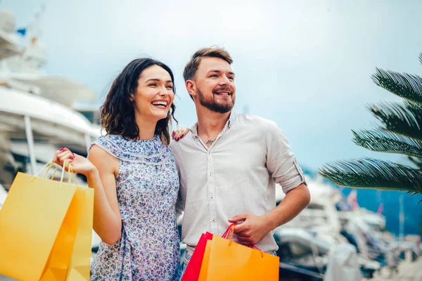 Glada Unga Par Med Shoppingkassar Promenader Harbor Med Lyckad Shopping — Stockfoto