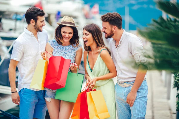 Grupp Vänner Med Färgglada Shoppingkassar Promenader Harbor — Stockfoto