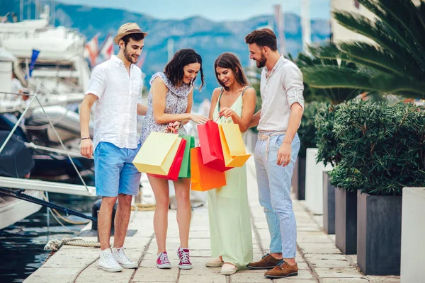 Grupp Vänner Med Shoppingkassar Promenader Harbor Turistiska Semesterorten Med Båtar — Stockfoto