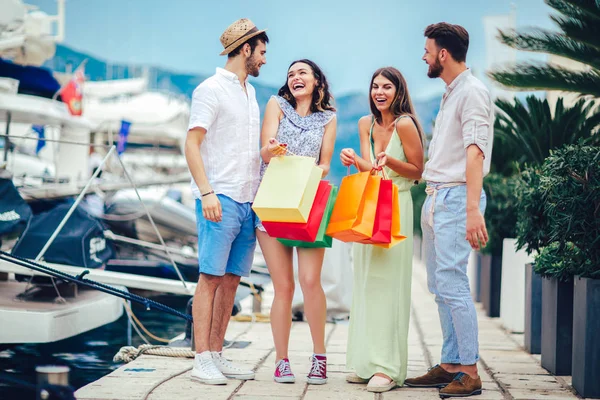 Grupp Vänner Med Shoppingkassar Promenader Harbor Turistiska Semesterorten Med Båtar — Stockfoto