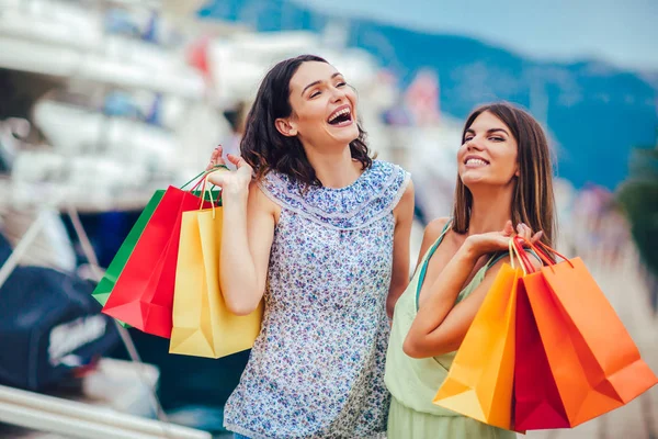 Kvinnliga Vänner Med Shoppingkassar Promenader Harbor Turistiska Semesterorten Med Båtar — Stockfoto