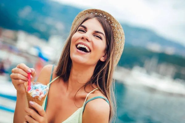 Mulher Comendo Sorvete Fora Férias Verão Férias Praia Resort — Fotografia de Stock