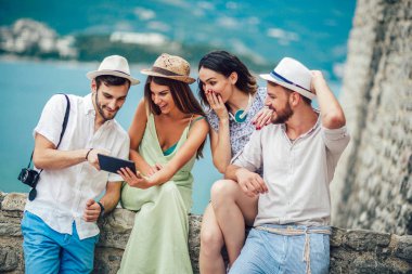 İki güzel çiftler sahip dijital tablet eski şehirde kullanma eğlenceli