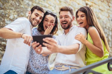 Genç turist arkadaşlar eğlenmeye dijital tablet ile Grup